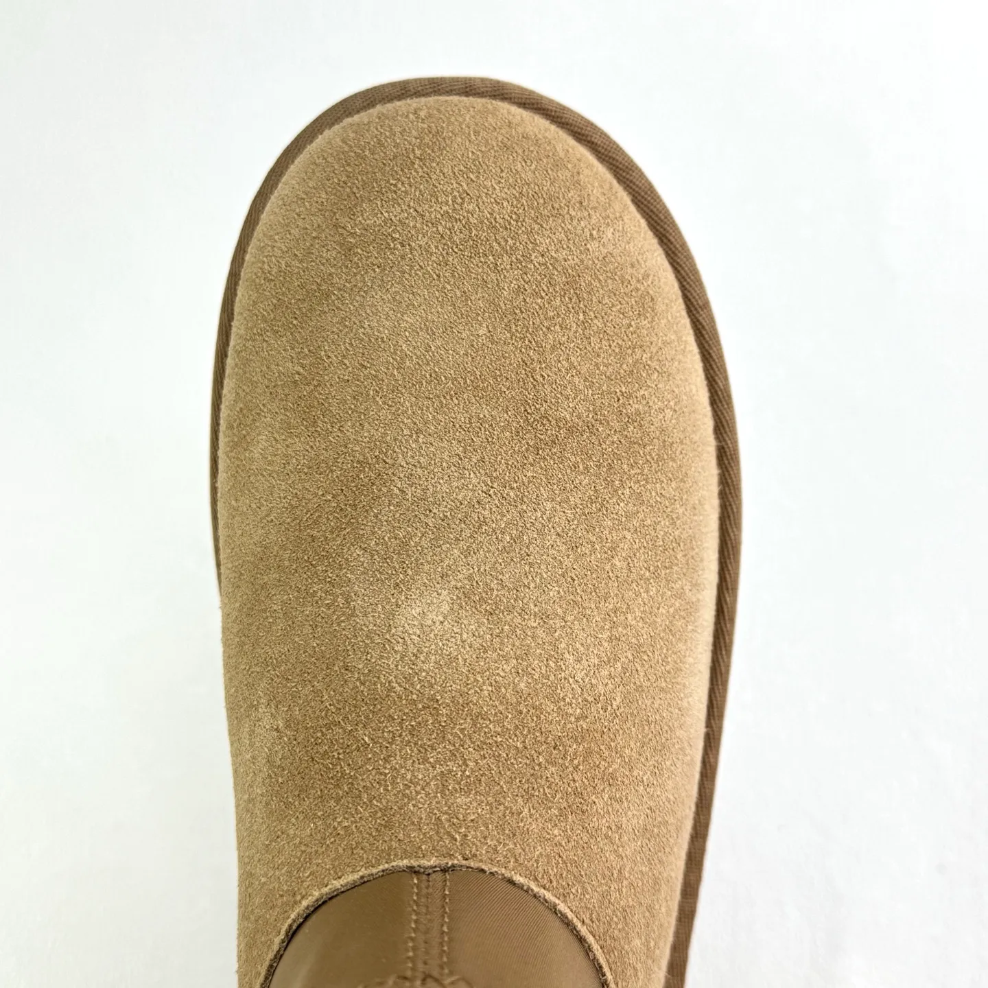 Self-pickup 💰480 Dilireba's same style short boots 2024 latest short elastic boots UGG Dipp boots Mini elastic all-in-one snow boots Short, low, elastic, thick sole 5CM style Upper design Made of high-quality suede, easy to care for, comfortable and fashionable at the same time. The inner material of the shoe is made of wool. It is warm and heat-locking to keep you warm in the winter. Sole design is lightweight and cushioning, making it comfortable to go out on the street. EVA outer disc makes walking easier FD official item number: 1168170 Size: 35 36 37 38 39 40